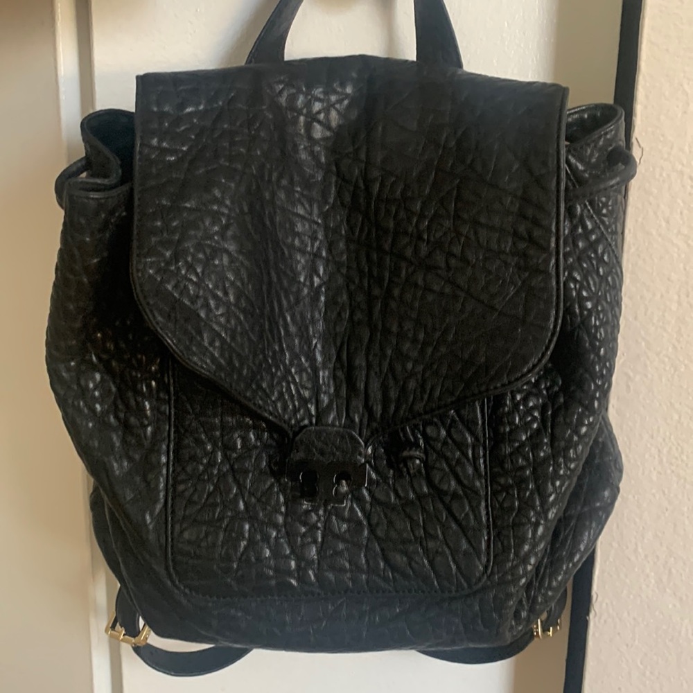 Drawstring Tory Burch. Great for a winter/fall outfit or traveling